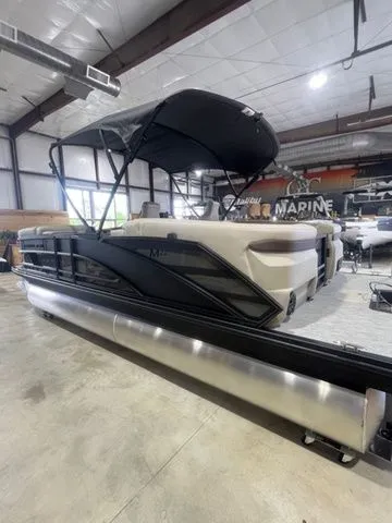 Slide: The Image of Bennington 22 M FASTBACK 2026 - 5