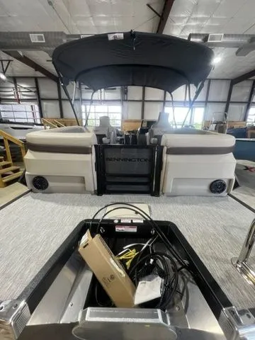 Slide: The Image of Bennington 22 M FASTBACK 2026 - 6