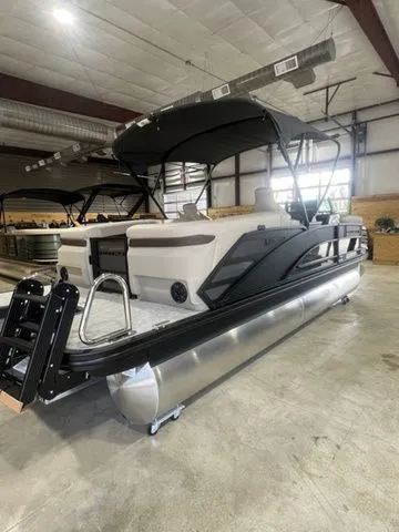 Slide: The Image of Bennington 22 M FASTBACK 2026 - 7