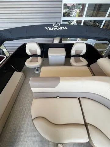 Slide: The Image of Veranda VF20F2 Deluxe Bi-Toon 2025 - 10