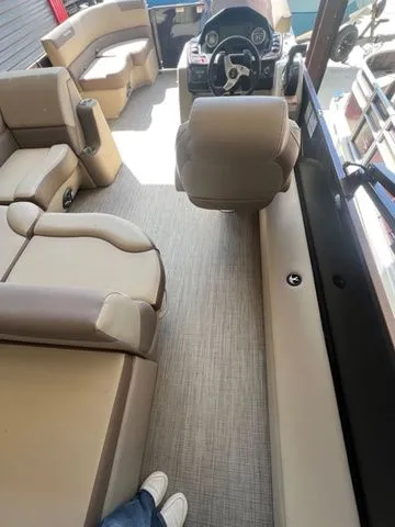 Slide: The Image of Veranda VF20F2 Deluxe Bi-Toon 2025 - 7