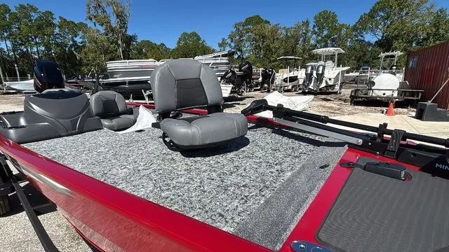 Slide: The Image of Tracker Pro 170 2026 - 11