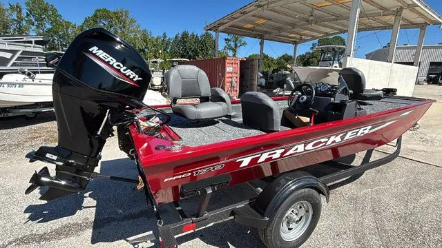 Slide: The Image of Tracker Pro 170 2026 - 15