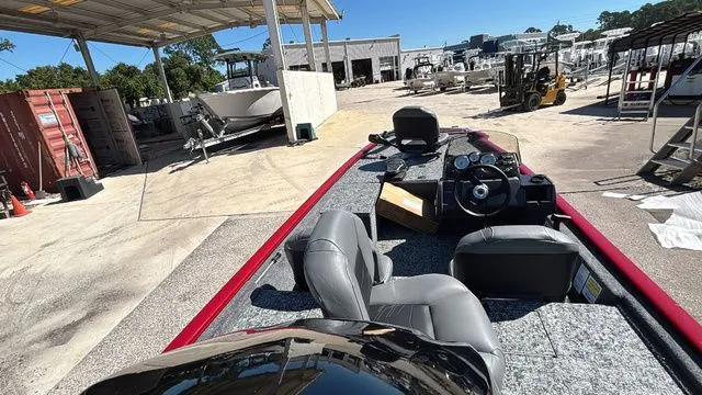 Slide: The Image of Tracker Pro 170 2026 - 16