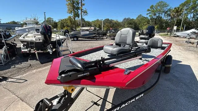 Slide: The Image of Tracker Pro 170 2026 - 9