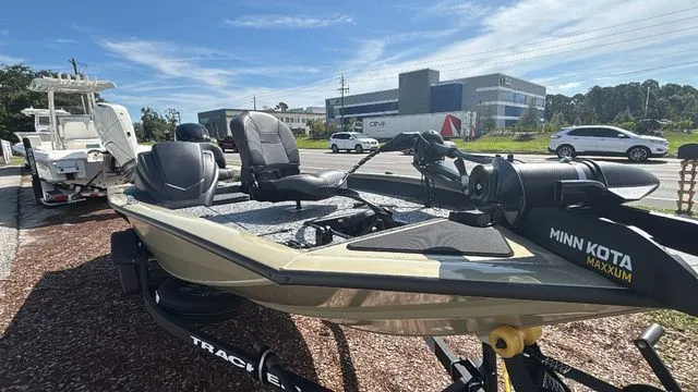 Slide: The Image of Tracker Pro Team 175 2026 - 10