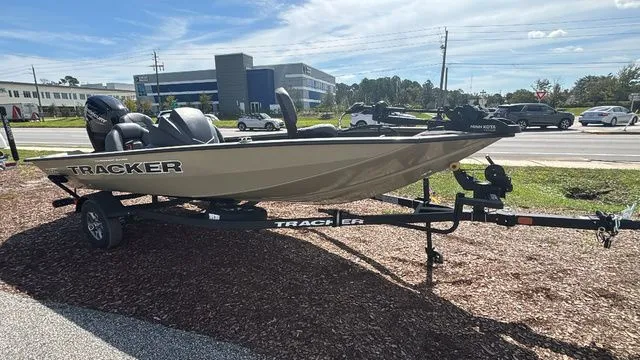 Slide: The Image of Tracker Pro Team 175 2026 - 11