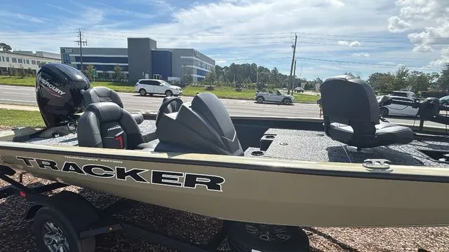 Slide: The Image of Tracker Pro Team 175 2026 - 12