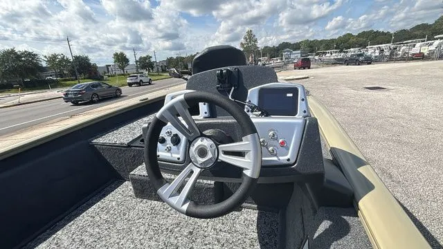 Slide: The Image of Tracker Pro Team 175 2026 - 13