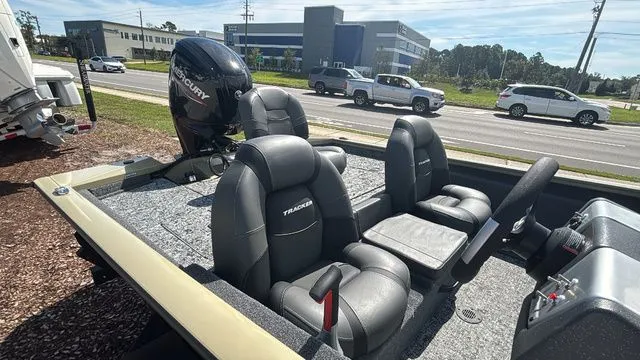 Slide: The Image of Tracker Pro Team 175 2026 - 14