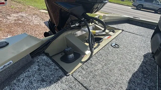 Slide: The Image of Tracker Pro Team 175 2026 - 15