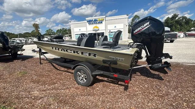 Slide: The Image of Tracker Pro Team 175 2026 - 3