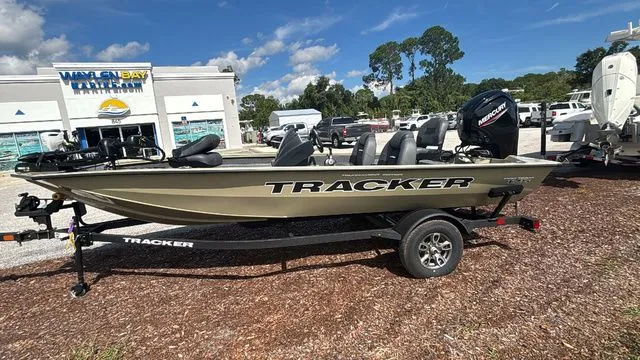 Slide: The Image of Tracker Pro Team 175 2026 - 4