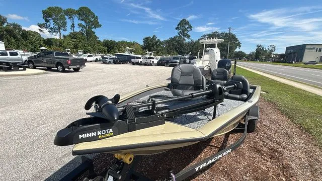 Slide: The Image of Tracker Pro Team 175 2026 - 5