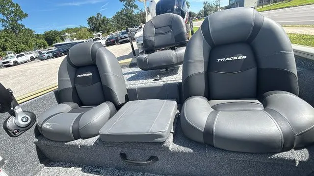 Slide: The Image of Tracker Pro Team 175 2026 - 6