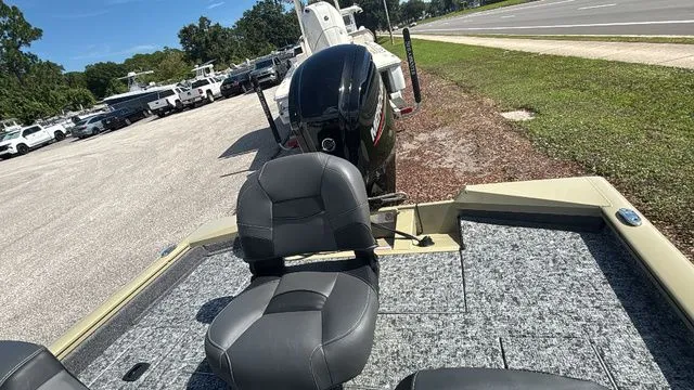 Slide: The Image of Tracker Pro Team 175 2026 - 7