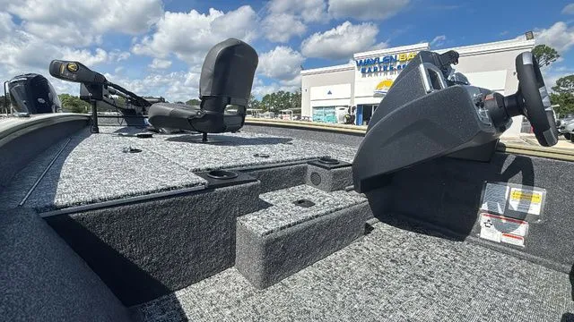 Slide: The Image of Tracker Pro Team 175 2026 - 8