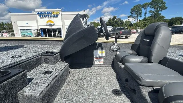 Slide: The Image of Tracker Pro Team 175 2026 - 9