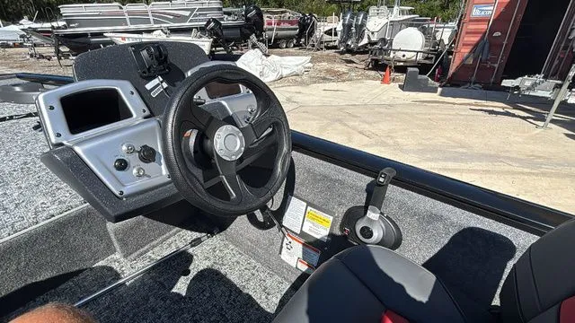 Slide: The Image of Tracker Pro Team 175 Crappie Edition 2026 - 20