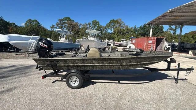 The Image of Tracker Grizzly 1754 SC 2026 - 1