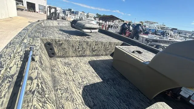 Slide: The Image of Tracker Grizzly 1754 SC 2026 - 10