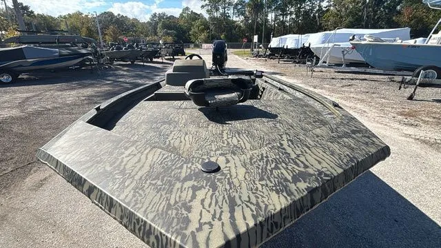 Slide: The Image of Tracker Grizzly 1754 SC 2026 - 11