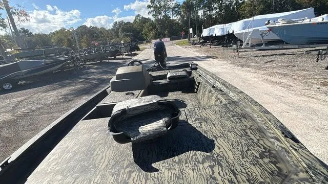 Slide: The Image of Tracker Grizzly 1754 SC 2026 - 12