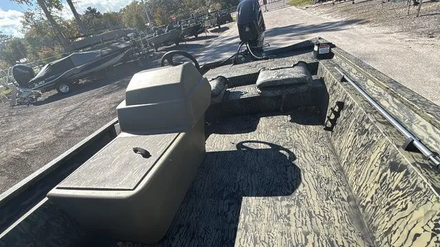 Slide: The Image of Tracker Grizzly 1754 SC 2026 - 13