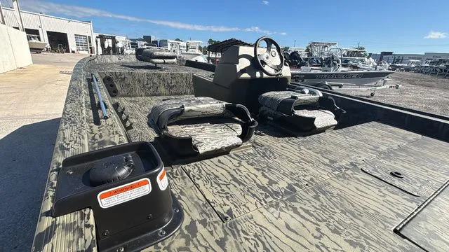 Slide: The Image of Tracker Grizzly 1754 SC 2026 - 14