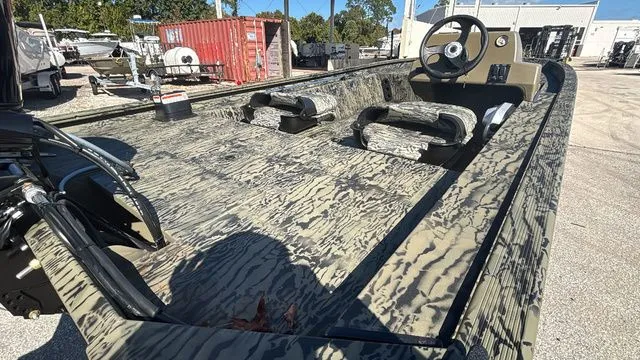 Slide: The Image of Tracker Grizzly 1754 SC 2026 - 15