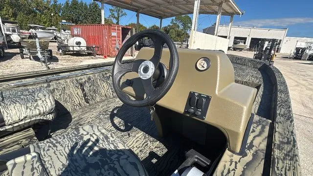 Slide: The Image of Tracker Grizzly 1754 SC 2026 - 16