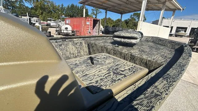 Slide: The Image of Tracker Grizzly 1754 SC 2026 - 17