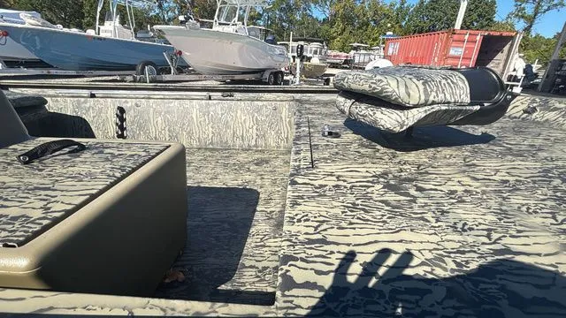 Slide: The Image of Tracker Grizzly 1754 SC 2026 - 18