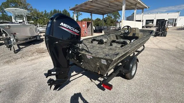 Slide: The Image of Tracker Grizzly 1754 SC 2026 - 3