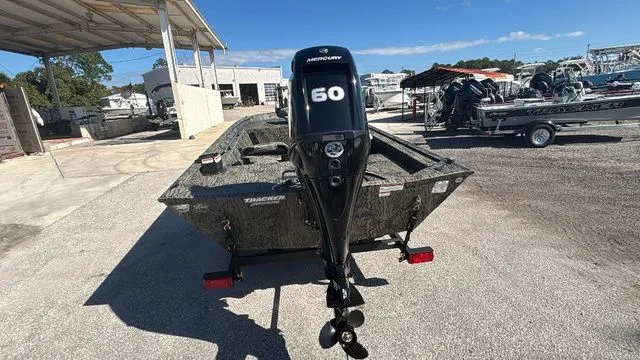 Slide: The Image of Tracker Grizzly 1754 SC 2026 - 4