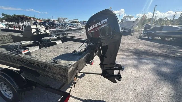 Slide: The Image of Tracker Grizzly 1754 SC 2026 - 5