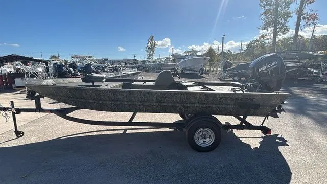 Slide: The Image of Tracker Grizzly 1754 SC 2026 - 6