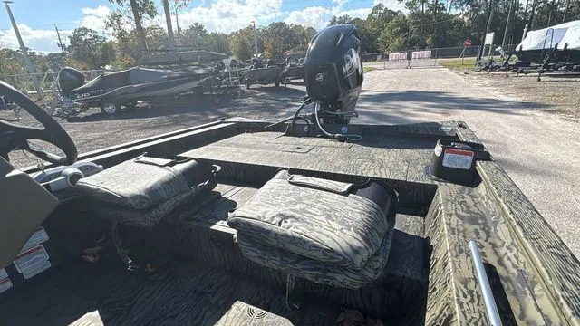 Slide: The Image of Tracker Grizzly 1754 SC 2026 - 7