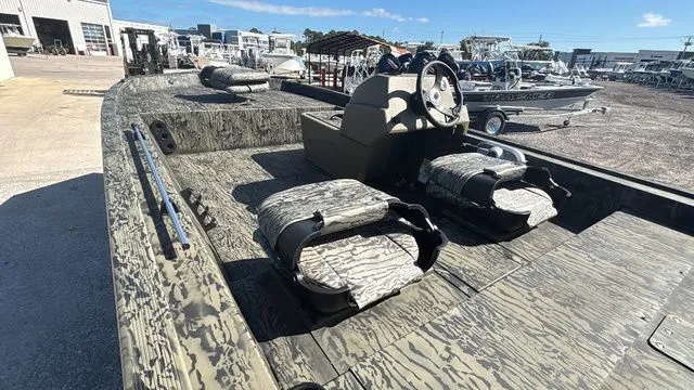 Slide: The Image of Tracker Grizzly 1754 SC 2026 - 8