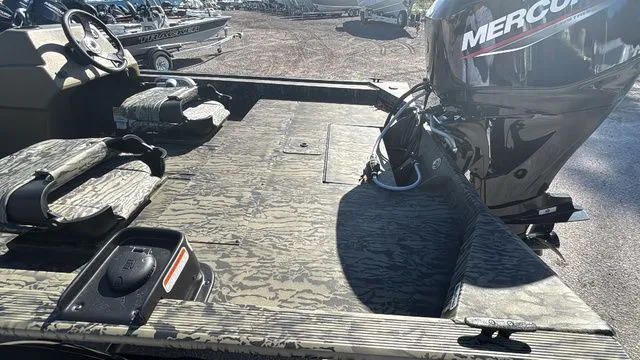 Slide: The Image of Tracker Grizzly 1754 SC 2026 - 9