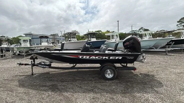 The Image of Tracker Pro Team™ 195 2026 - 1