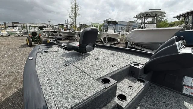 Slide: The Image of Tracker Pro Team™ 195 2026 - 6