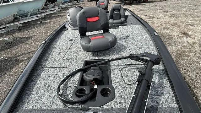 Slide: The Image of Tracker Pro Team™ 195 2026 - 7