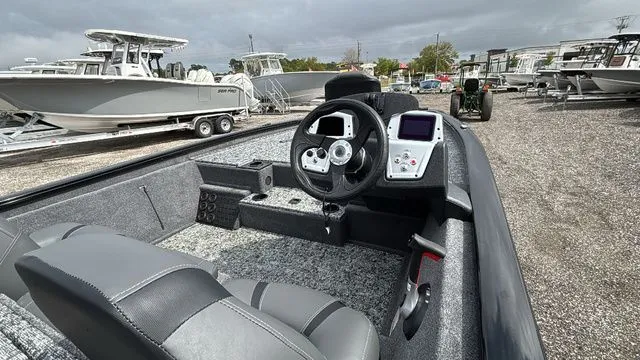 Slide: The Image of Tracker Pro Team™ 195 2026 - 8