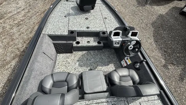 Slide: The Image of Tracker Pro Team™ 195 2026 - 9