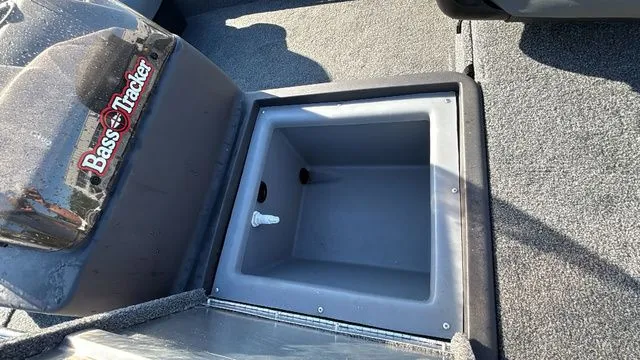 Slide: The Image of Tracker Bass Tracker Classic XL 2022 - 23