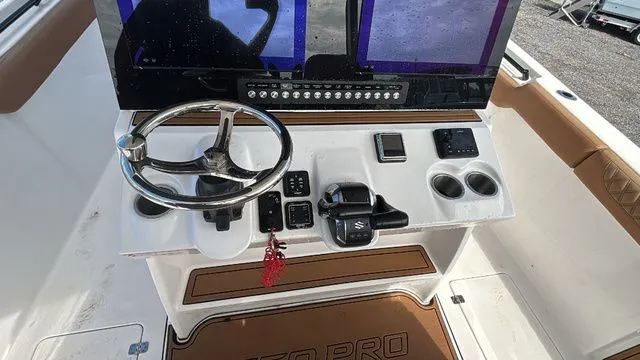 Slide: The Image of Sea Pro 322 Offshore 2025 - 18