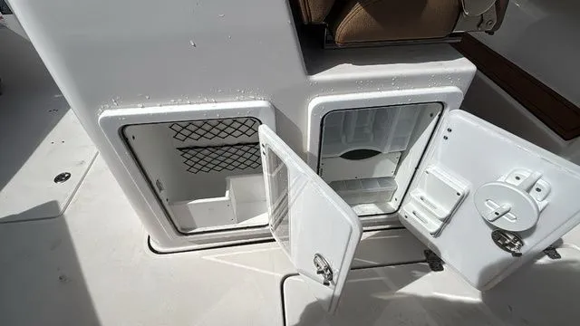 Slide: The Image of Sea Pro 322 Offshore 2025 - 29