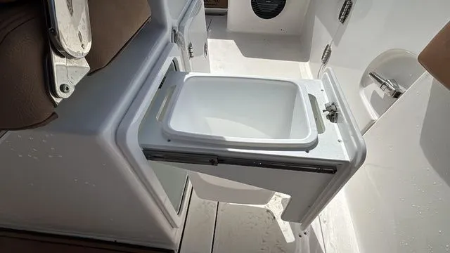 Slide: The Image of Sea Pro 322 Offshore 2025 - 30