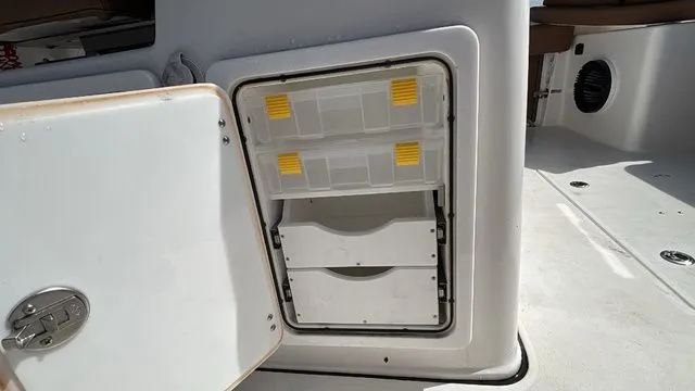 Slide: The Image of Sea Pro 322 Offshore 2025 - 31